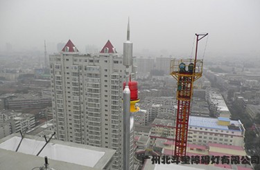 对于顶部高出其地面45米以上的高层建筑必须设置航空障碍灯是哪部标准的要求